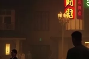 影院大厅内亮起的银幕与暖色灯带