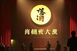 乌云压向海面的风暴前兆