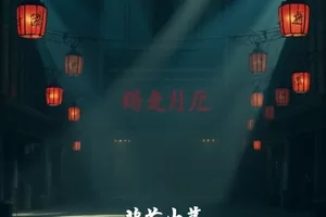 白色百叶箱立在开阔草地上