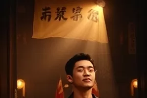 堆叠的旧纸箱与捆扎绳