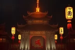 摊开的信纸与压在上面的钢笔