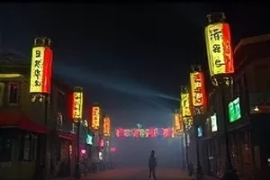 夜航船甲板外的远处灯塔光点